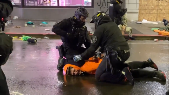 又有美国警察“膝盖锁喉”！众人呼喊“拿开膝盖！”