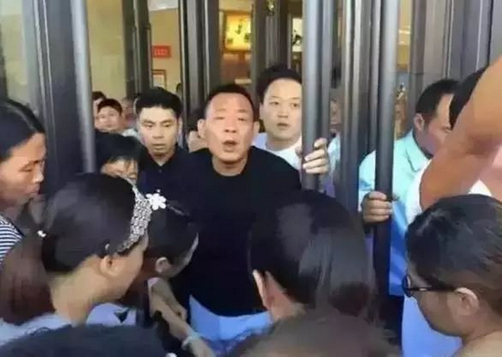 “商业鬼才”于东来：小学毕业农村娃，却从欠债30万到年入50亿？
