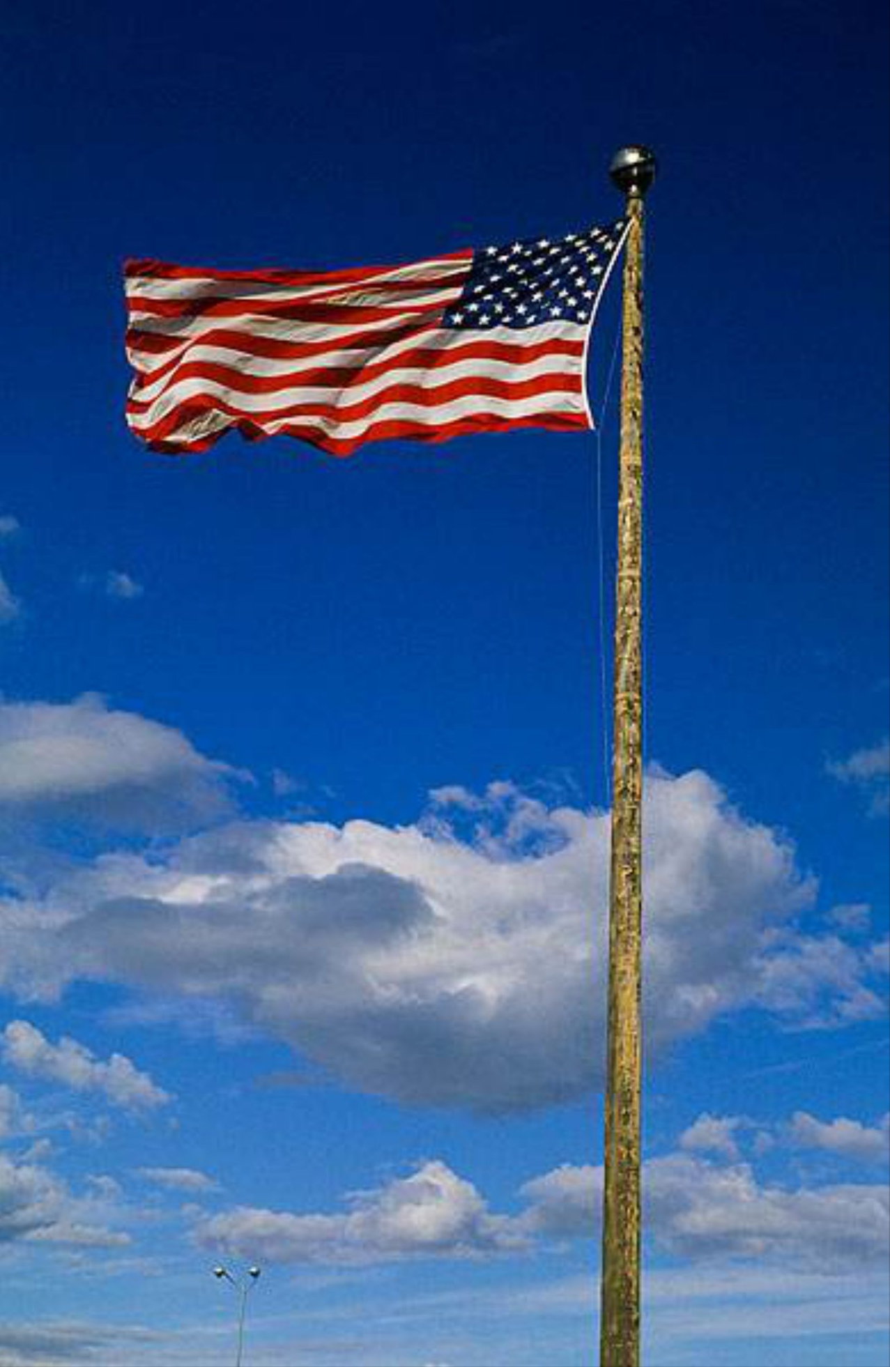 明知实力不行，伊拉克却频频叫板美国，谁给了