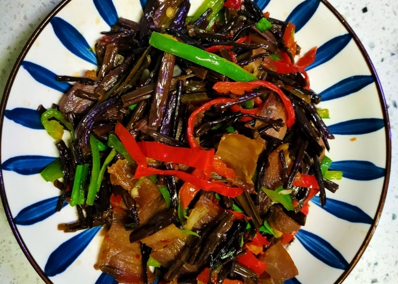没想到蕨菜和腊肉一起炒 还吃出了家的味道 资讯咖