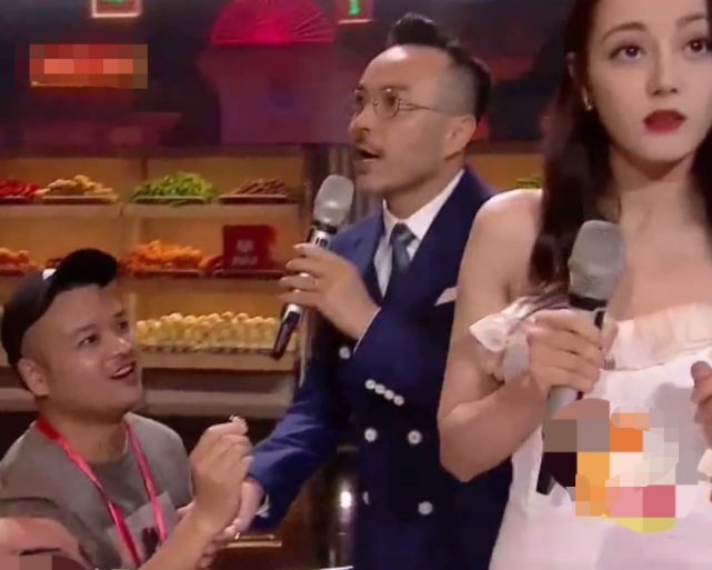 迪丽热巴直播被陌生男举钻戒求婚，汪涵及时拖