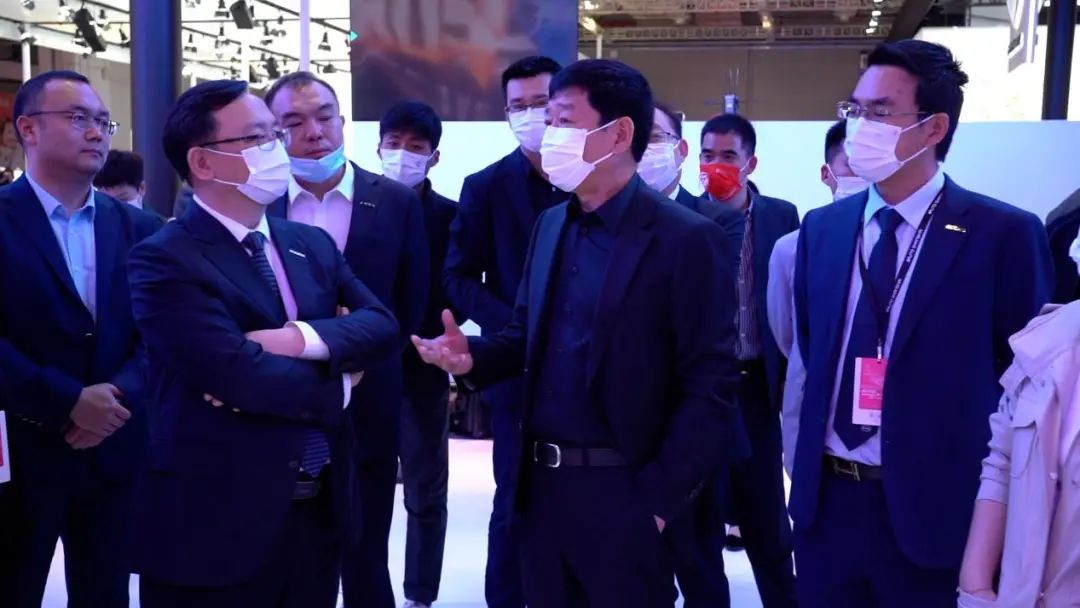 车企掌门人会面要有新动作？上海车展王传福和魏建军聊了些啥？