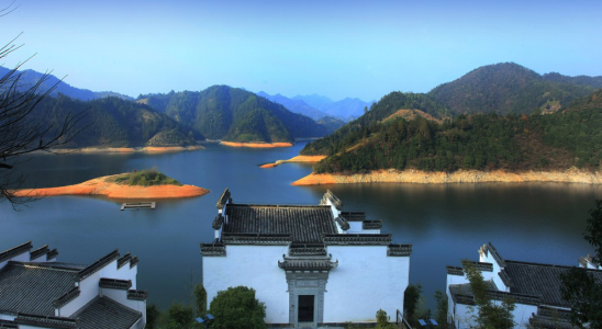 “住了3晚别墅，她连发了18条朋友圈。”