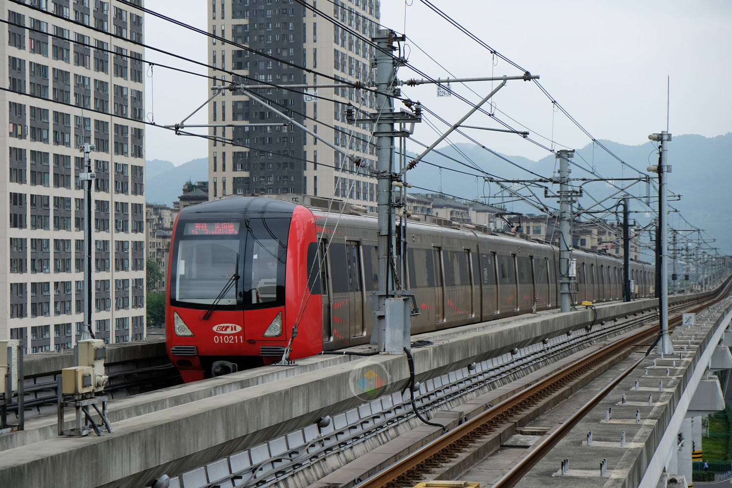 “轻轨”毁坏重庆形象？15年过去了，官方终于下定决心改成单轨