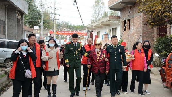 99岁抗战老兵，17岁上战场坦克碾压下幸存，胜利后送7个儿孙参军