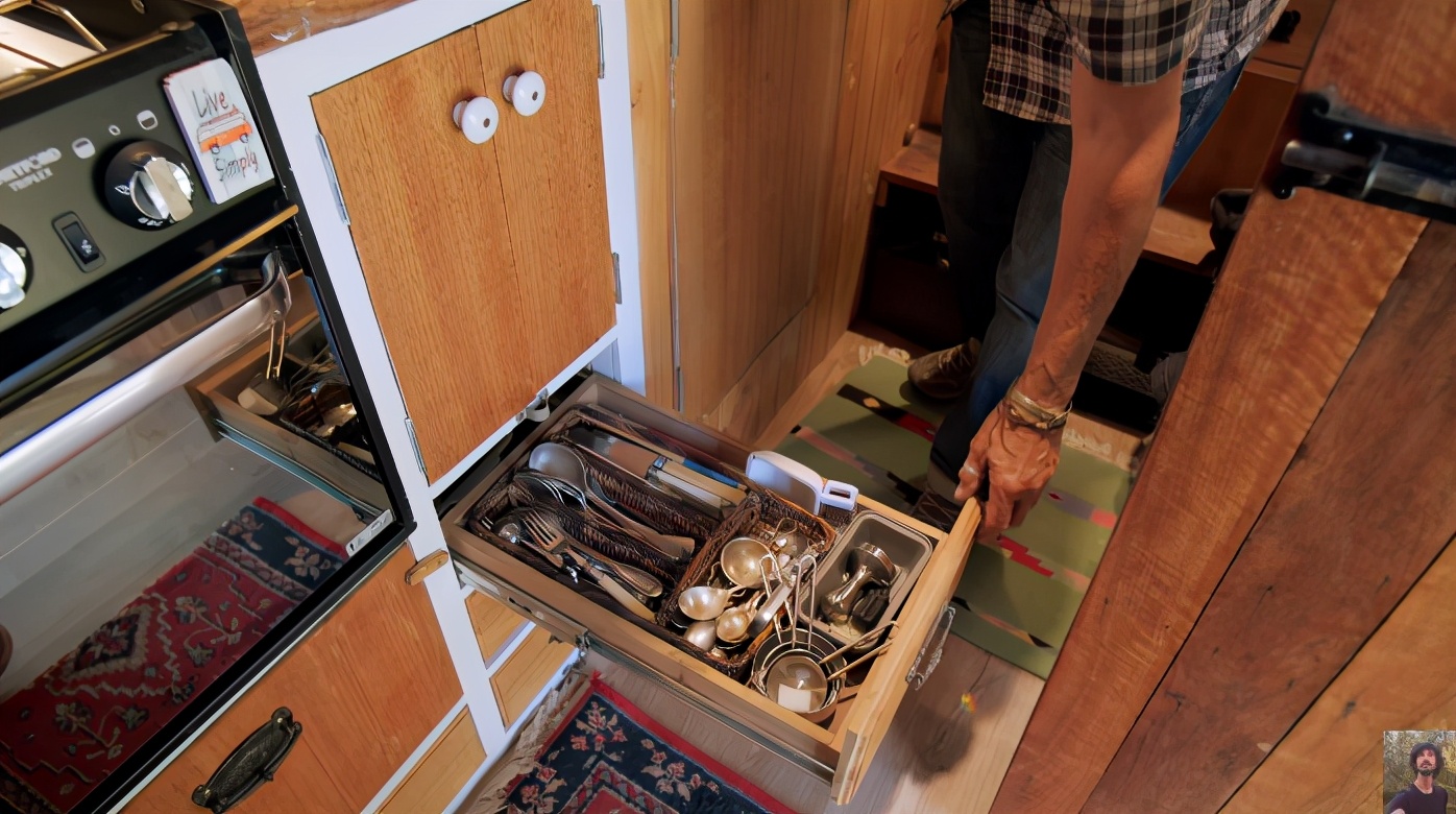 64岁老太不结婚，卖了豪宅住进8㎡蜗居，却过上