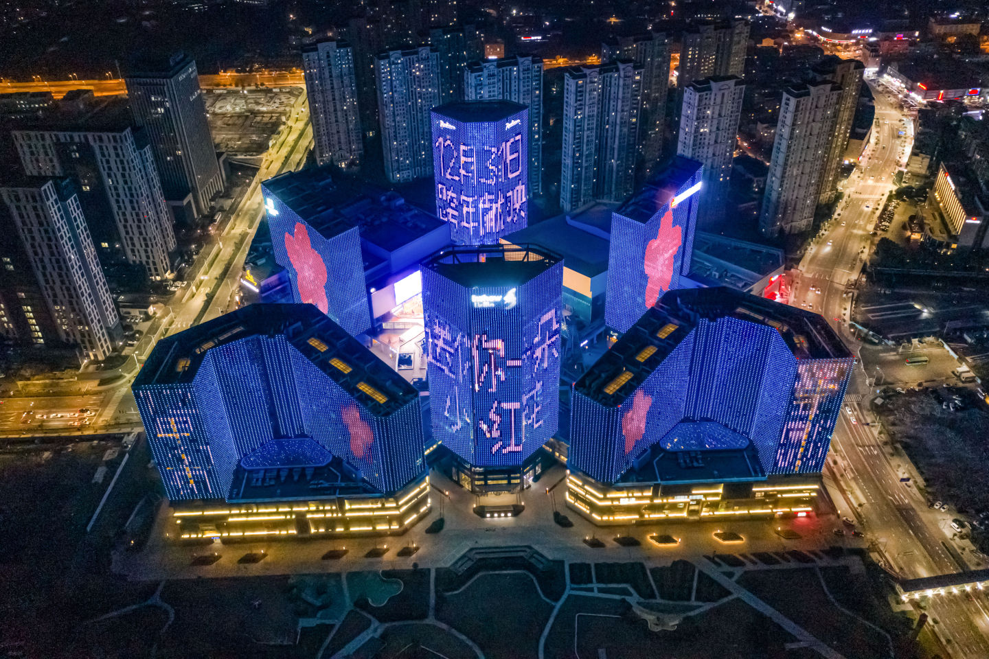 2020*一个爆款！易烊千玺陪你跨年网友：地标广告绝了