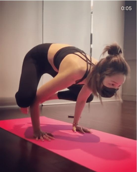 王祖蓝老婆李亚男做瑜伽，穿紧身裤秀好身材，将自己掰成船驮女儿