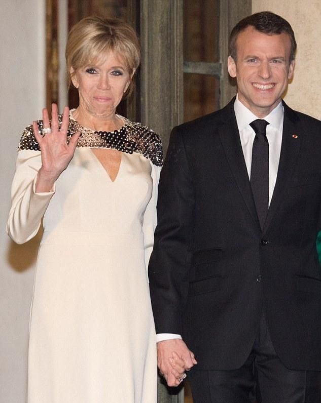 布丽吉特挽起头发惊艳了！穿水钻白裙太美，可