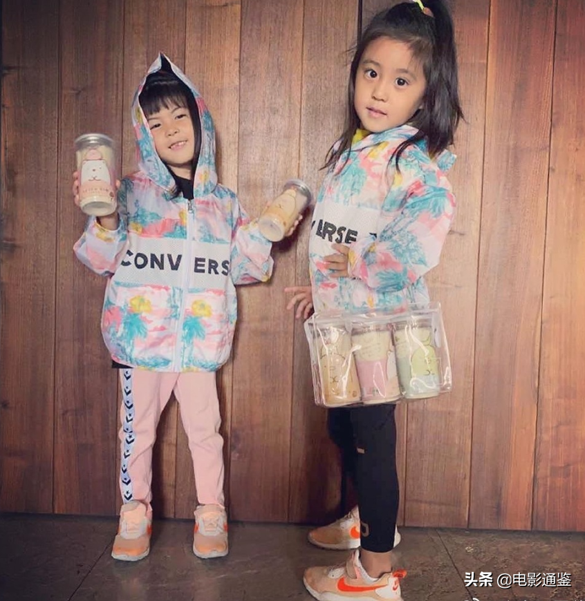 賈靜雯女兒長大啦，修思羽長相軟萌十足，姐姐咘咘五官顏值絕了
