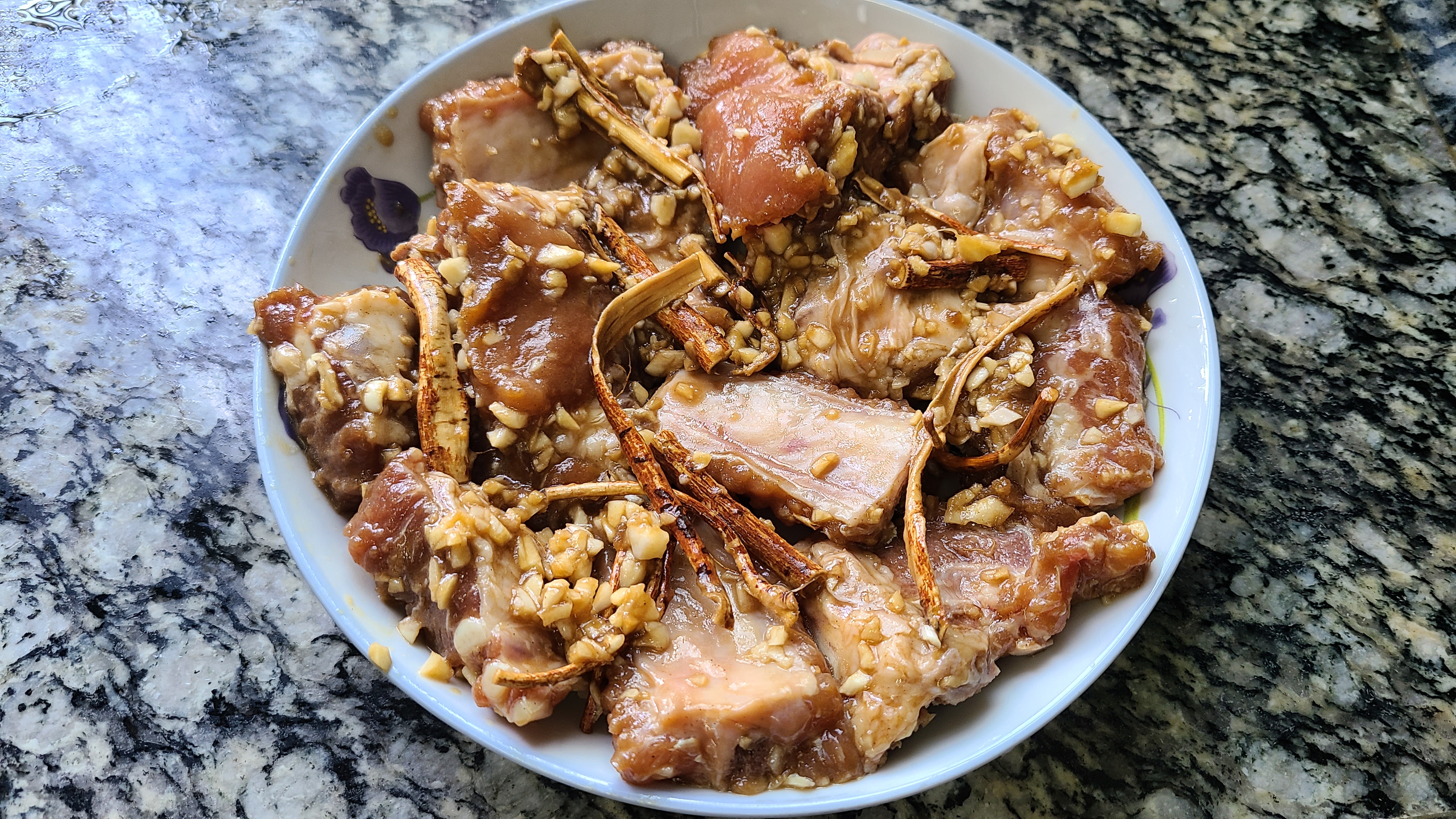 五指毛桃蒸排骨，广东很火的一道菜，香味浓郁又好吃，味道特别