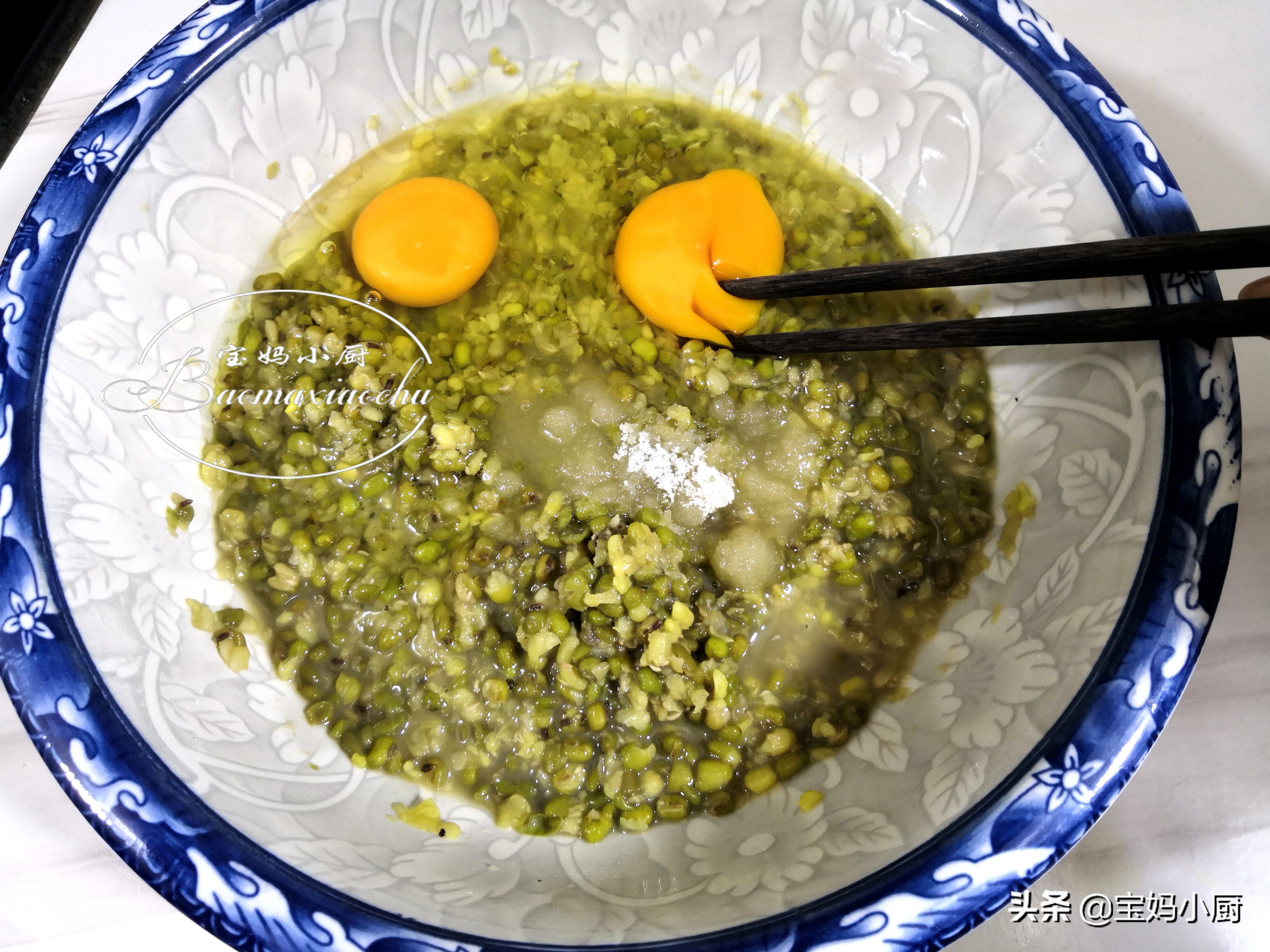 用綠豆湯做發糕火了，天熱常吃好，一攪一蒸就出鍋，有彈性還蓬鬆