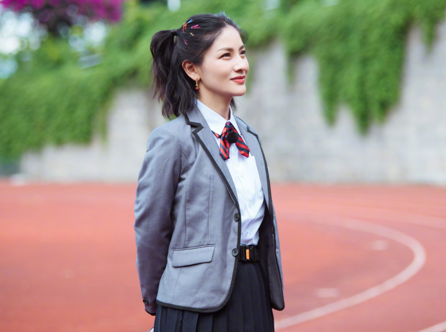 胡可晒四对夫妻校服照，女方青春靓丽男方帅气，我承认我羡慕了