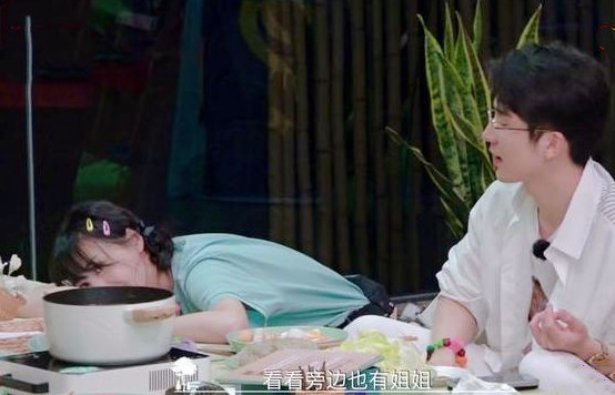 郑爽被比下去了？同框谭松韵毫无偶像包袱，差