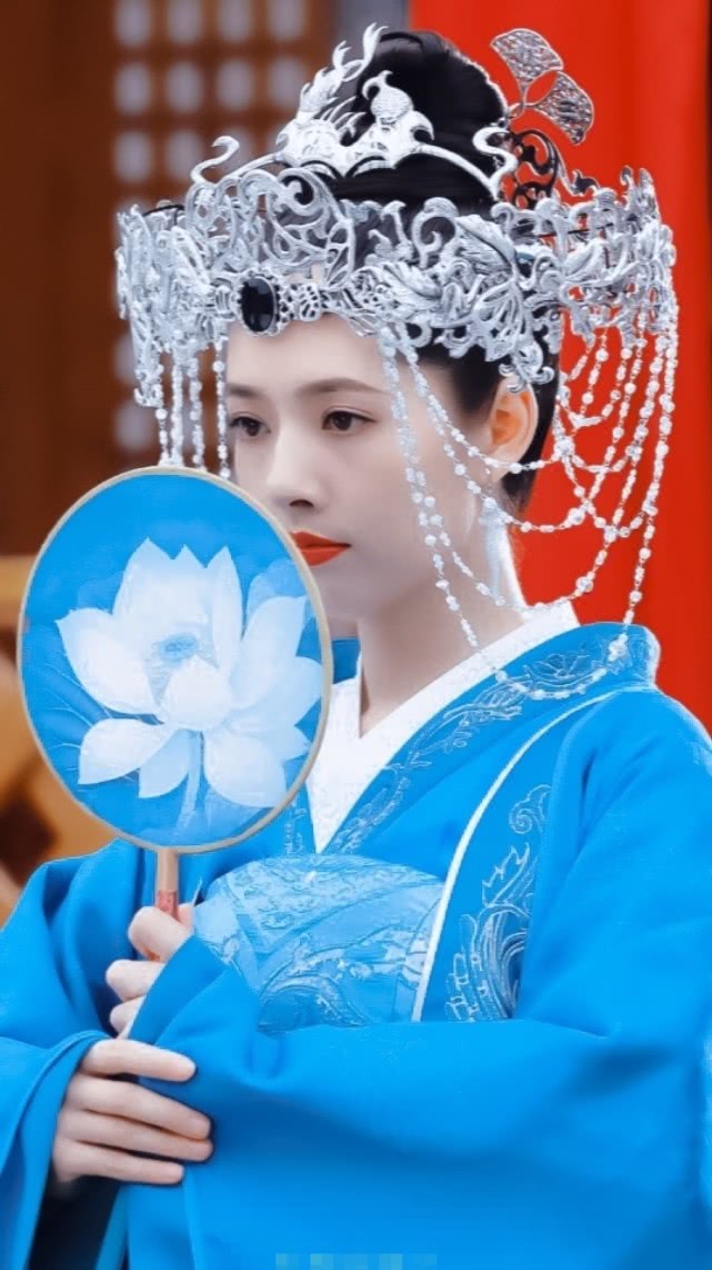 影视剧之中蓝色婚服，李沁和热巴清新动人，却都不及女神郭碧婷
