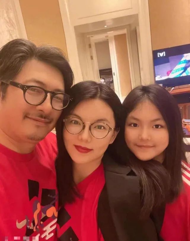 11岁王诗龄身高1米7，身材壮实不输爸，每月7万伙