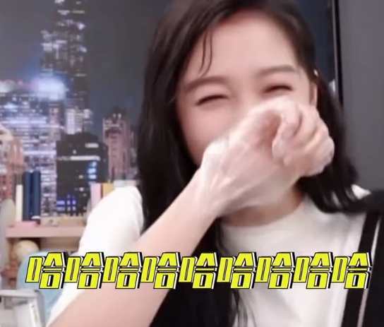 关晓彤直播时，侧头露出脖子“痕迹”，薇娅想要遮挡都已经来不及