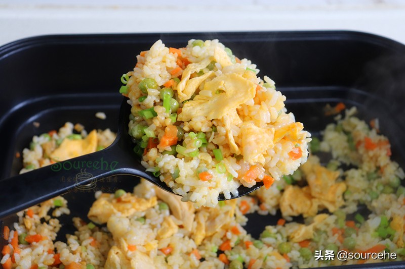 蛋炒飯時多加一步，米飯變金黃色，粒粒分明潤而不膩，出奇美味