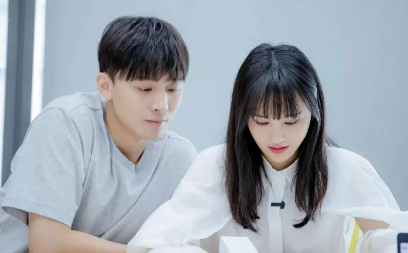 郑爽风波后首次晒照，与好友贴面嘟嘴卖萌，剪