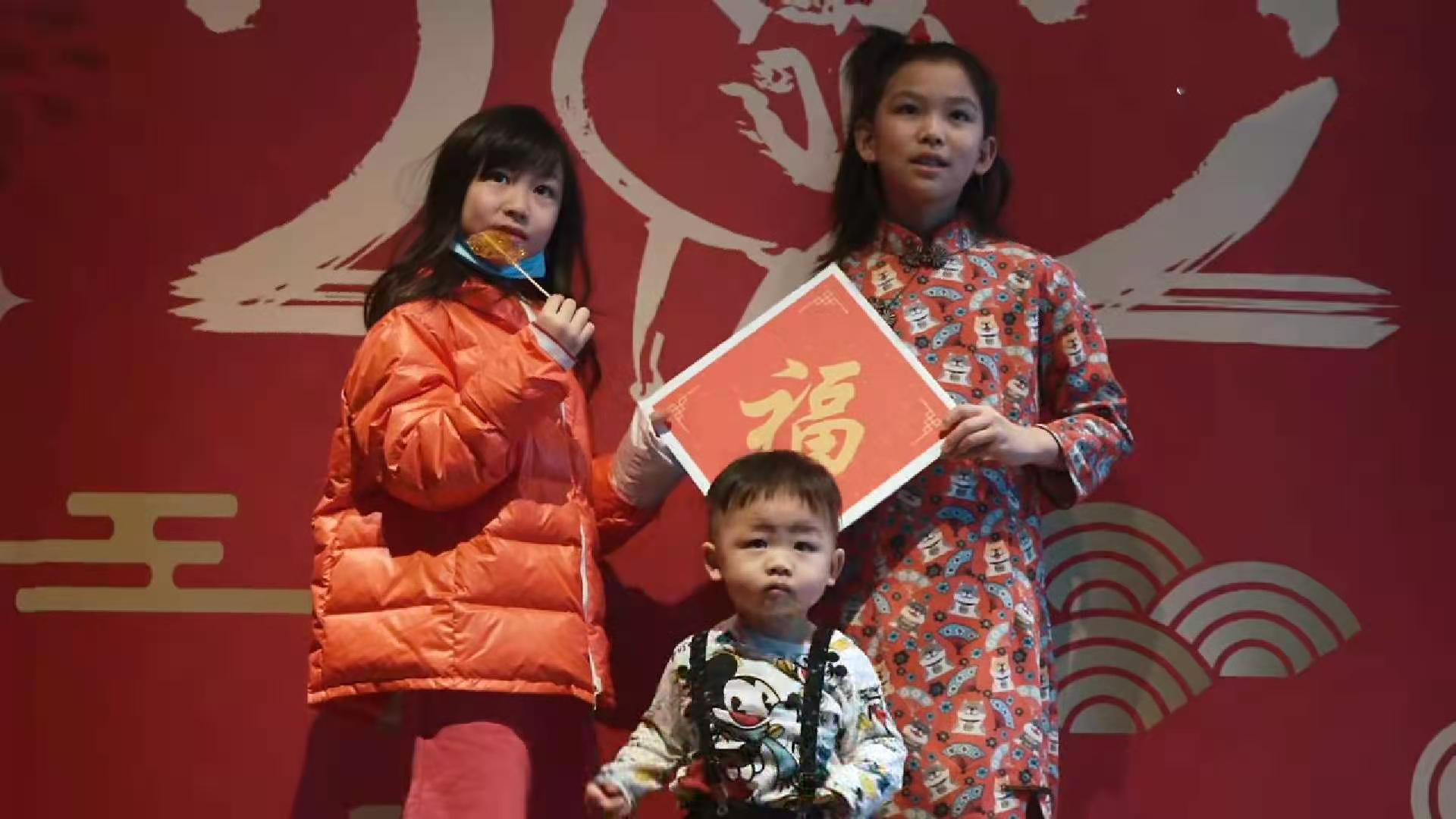 張晉新年首曬全家福，三個兒女同框送祝福，豪宅內景罕見曝光