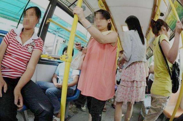 如果在公交车上同时遇到一名孕妇一位七旬和老人，应该给谁让座？