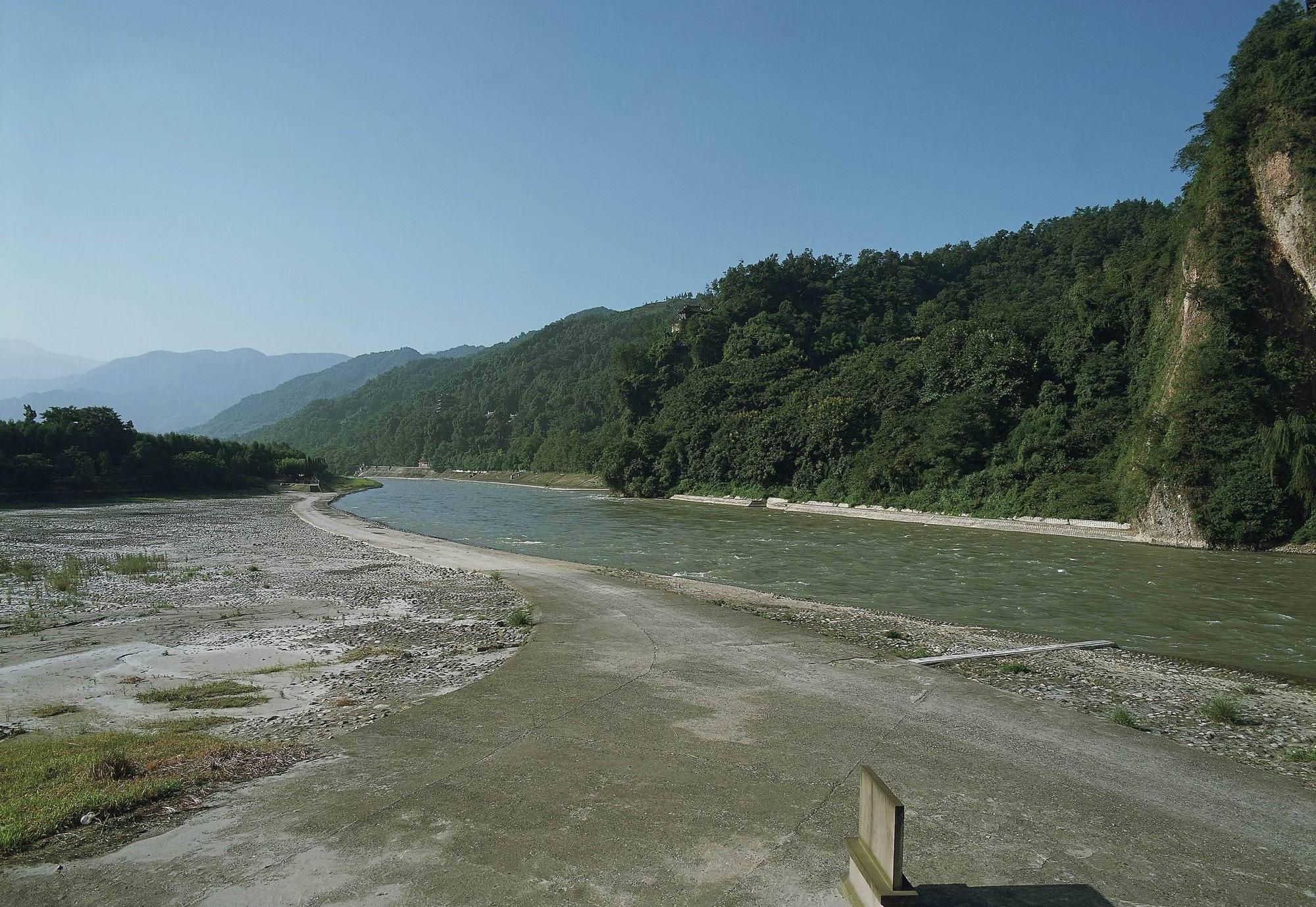 都江堰飞沙堰都江堰工程的创建,没有人为地去破坏自然资源,而是因地制