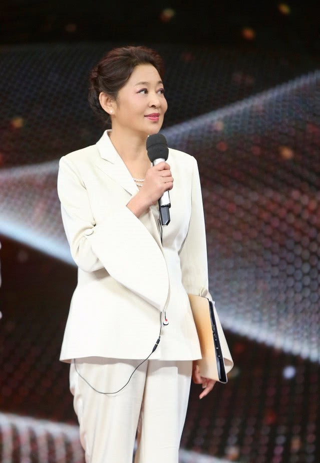 撒贝宁李梓萌等人齐聚一堂，倪萍脸又消瘦了一圈，还被挤到边上？