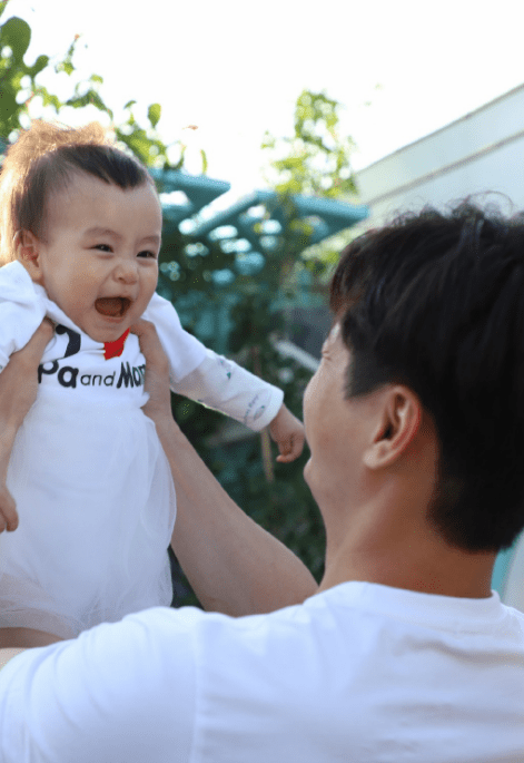 杨怡罗仲谦互庆生日，晒一家三口温馨日常，1岁女儿颜值高像爸爸