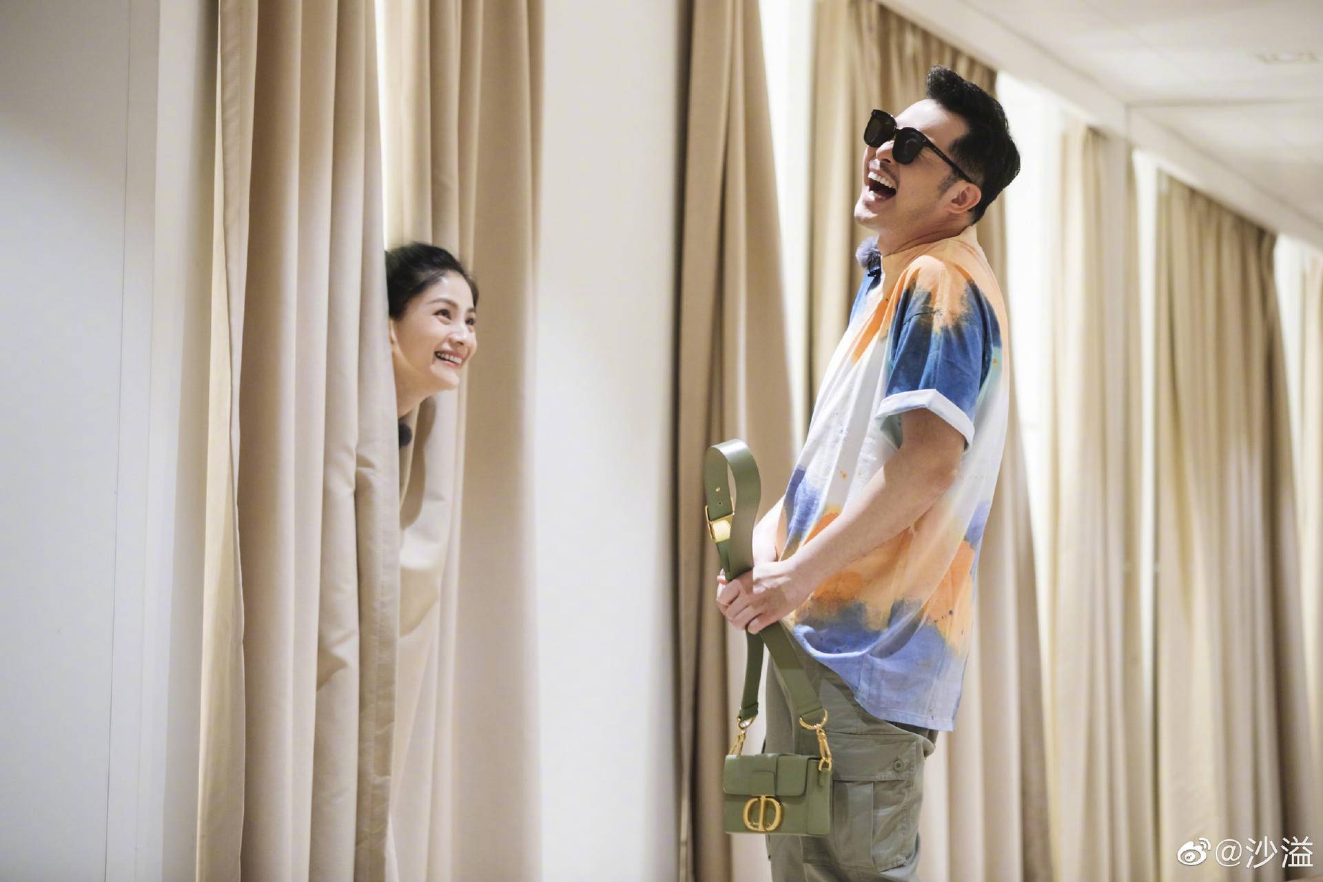 安吉彈鋼琴為媽媽慶生，胡可欣慰感動，小魚兒貼心為哥哥錄像