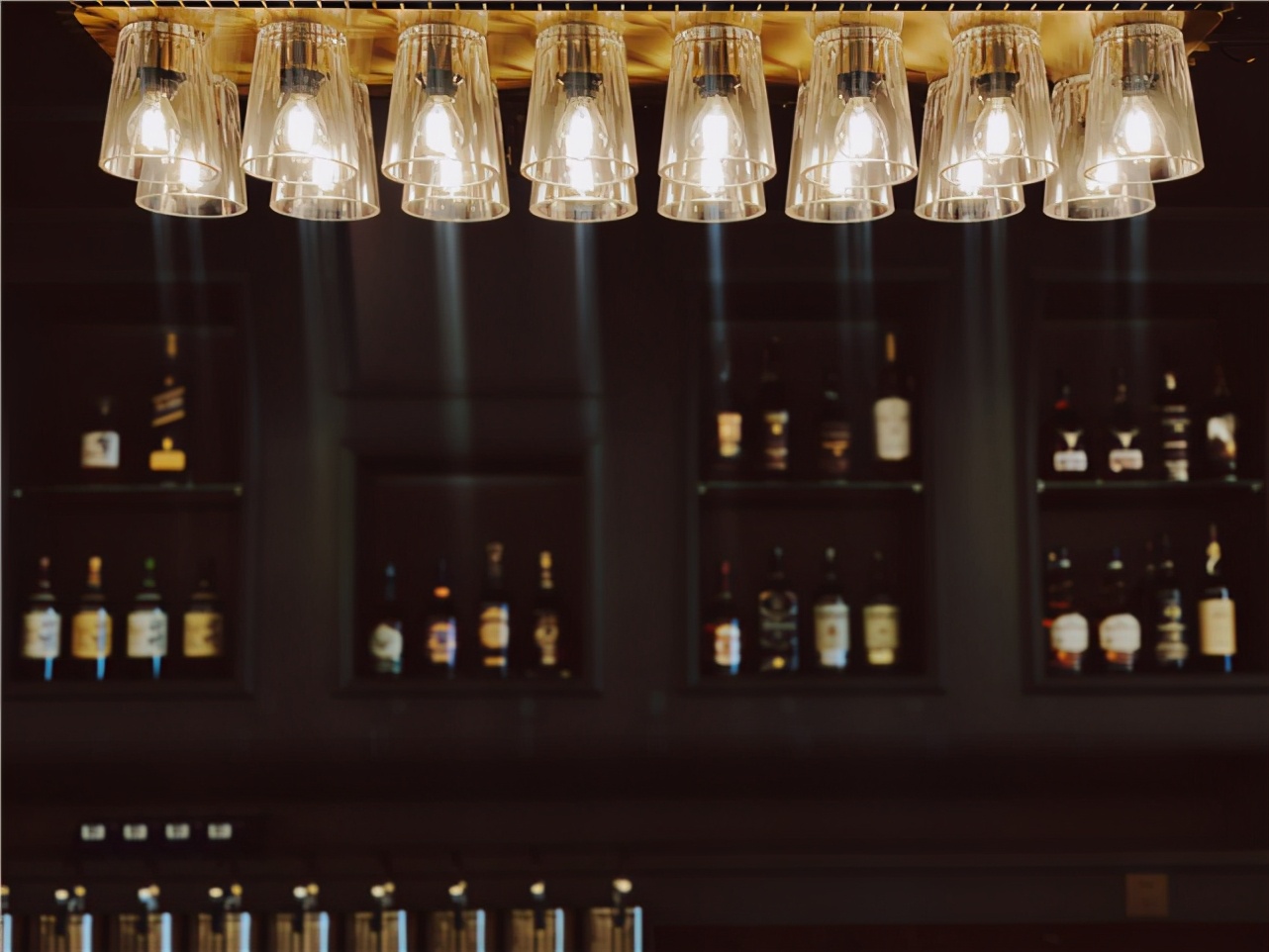 重庆来福士水晶连廊揭幕全新酒吧“THE MAVEN航”