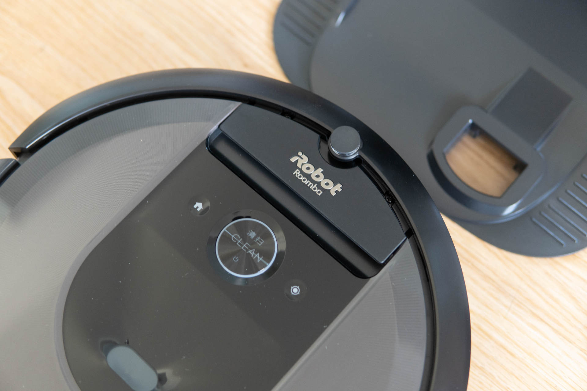 iRobot i7+ 扫地机器人值得买吗？集尘袋设计会是未来的方向吗？