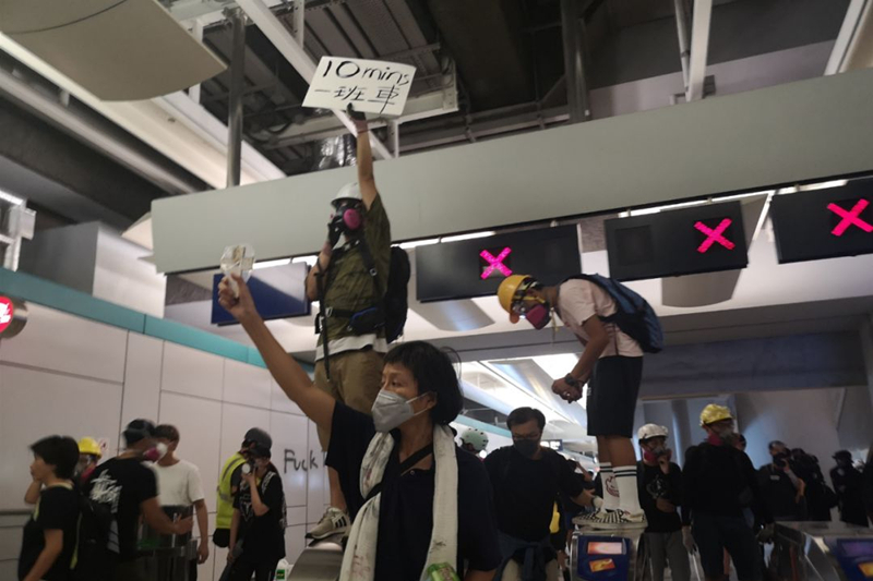 �亂港�分子想投奔英美，被罵�滾回中國�