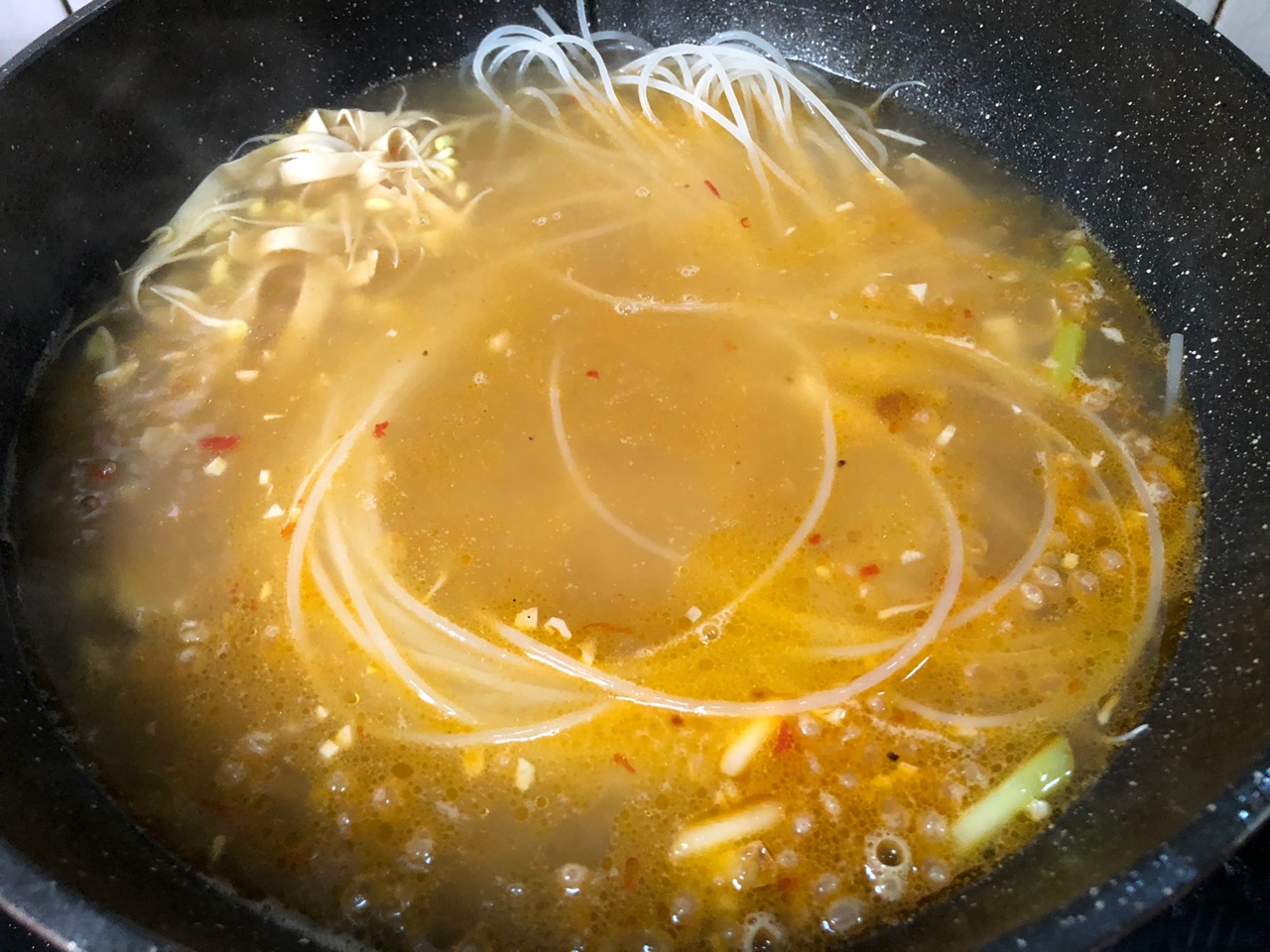 Casserole rice noodles can be done in 10 minutes, delicious and healthy, spicy and delicious than addictive