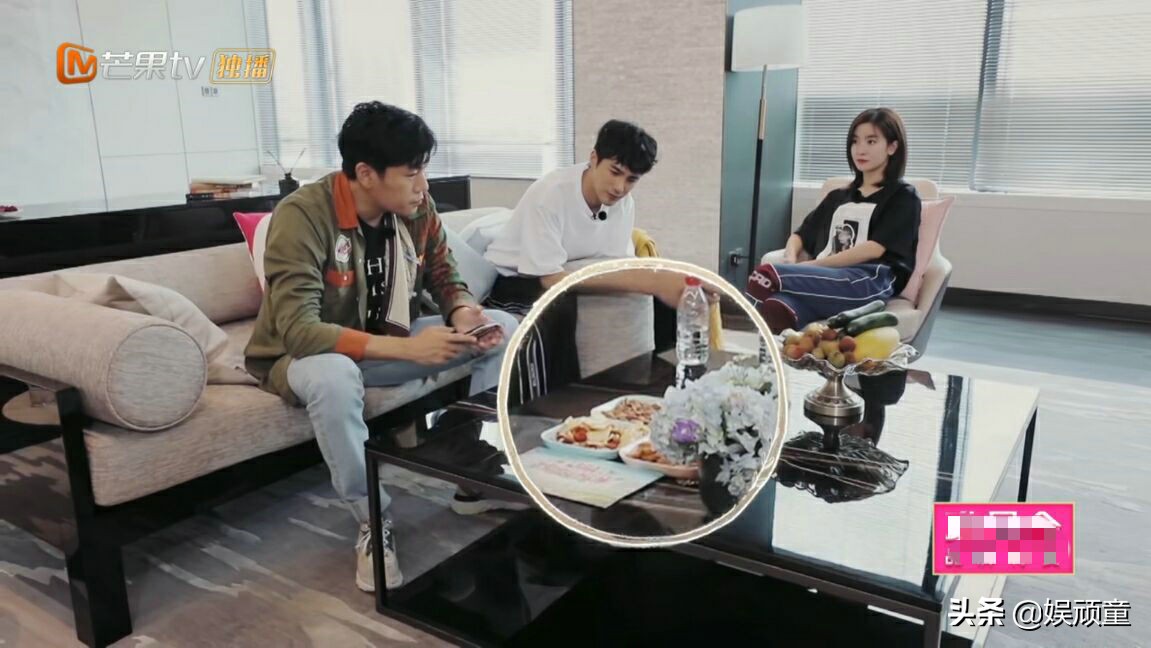 秦昊去《姐姐》探班，看他带给姐姐们的零食 网
