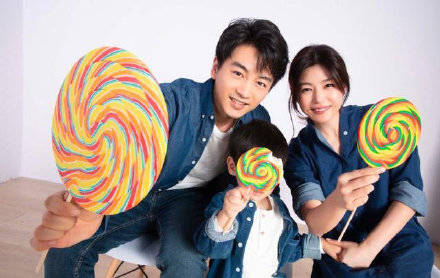 陈妍希送儿子上学意外秀恩爱，小星星肉嘟嘟步伐酷似陈晓超可爱