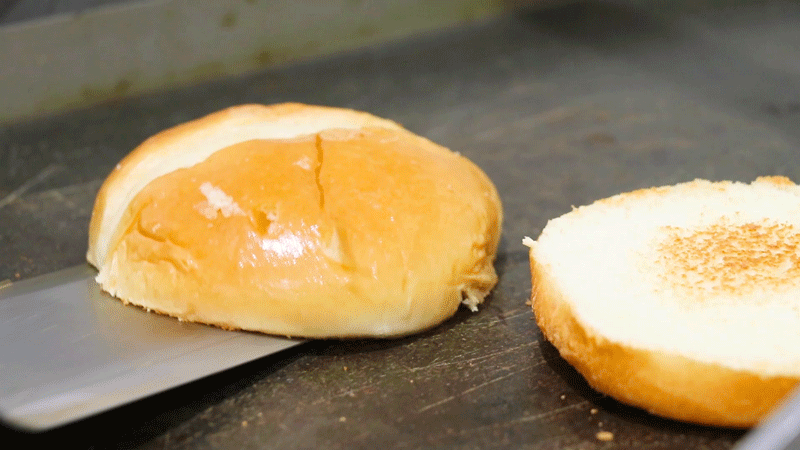 Can pull silk, can shed juice! Lu city Jing shows Aoteman thematic hamburger inn! Adjoining child is greedy cried