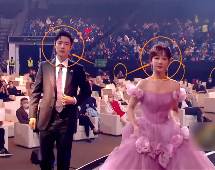 杨紫裙摆太大上台不方便，有谁注意肖战的举动