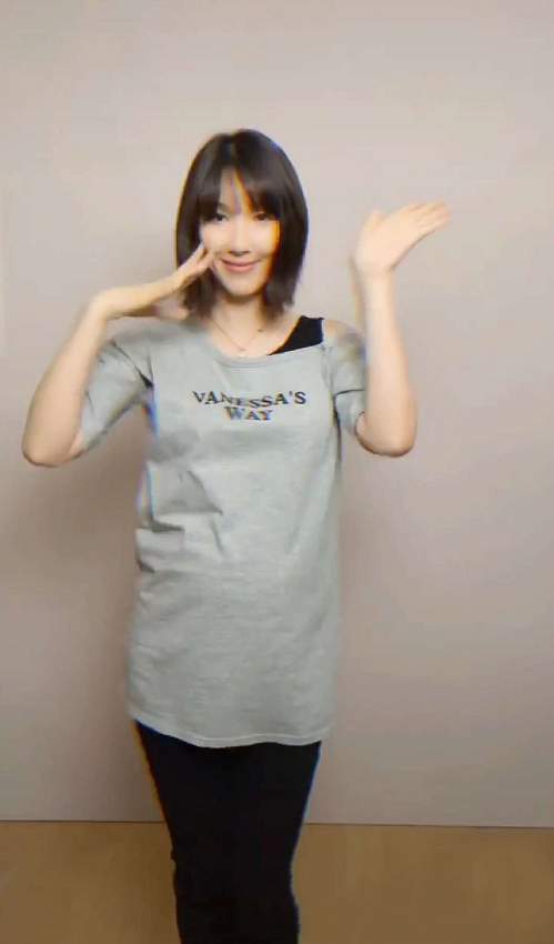 李亚男挺孕肚热舞，全程扭腰摆臀甩头动作超大，网友：小心宝宝