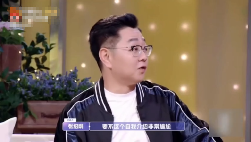 张绍刚晕倒门事件后主持能力引质疑？电影盛典多次犯错却甩锅胡军