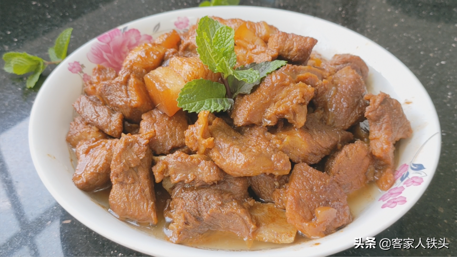 客家人传统的土方法炖肉，肉香味美原汁原味，4斤出锅吃完还想吃