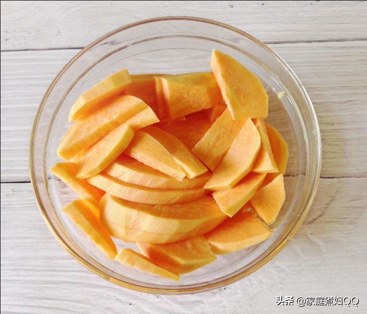 Sweet and soft glutinous rice and red bean cake, with distinct layers and rich taste, it is healthier with whole grains