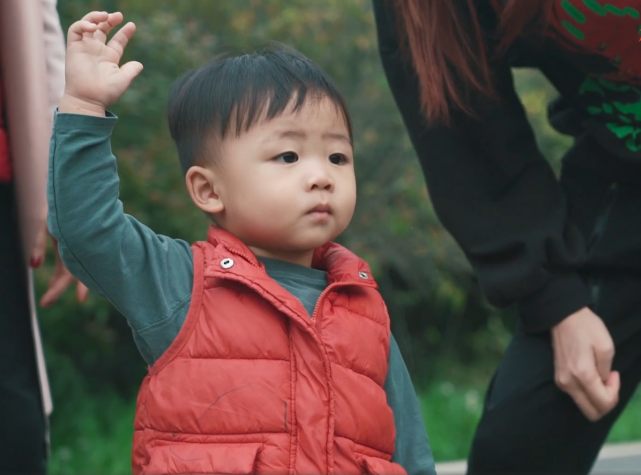 張晉曬一家五口幸福出遊，蔡少芬再現坑娃日常，兒子被嚇到大哭