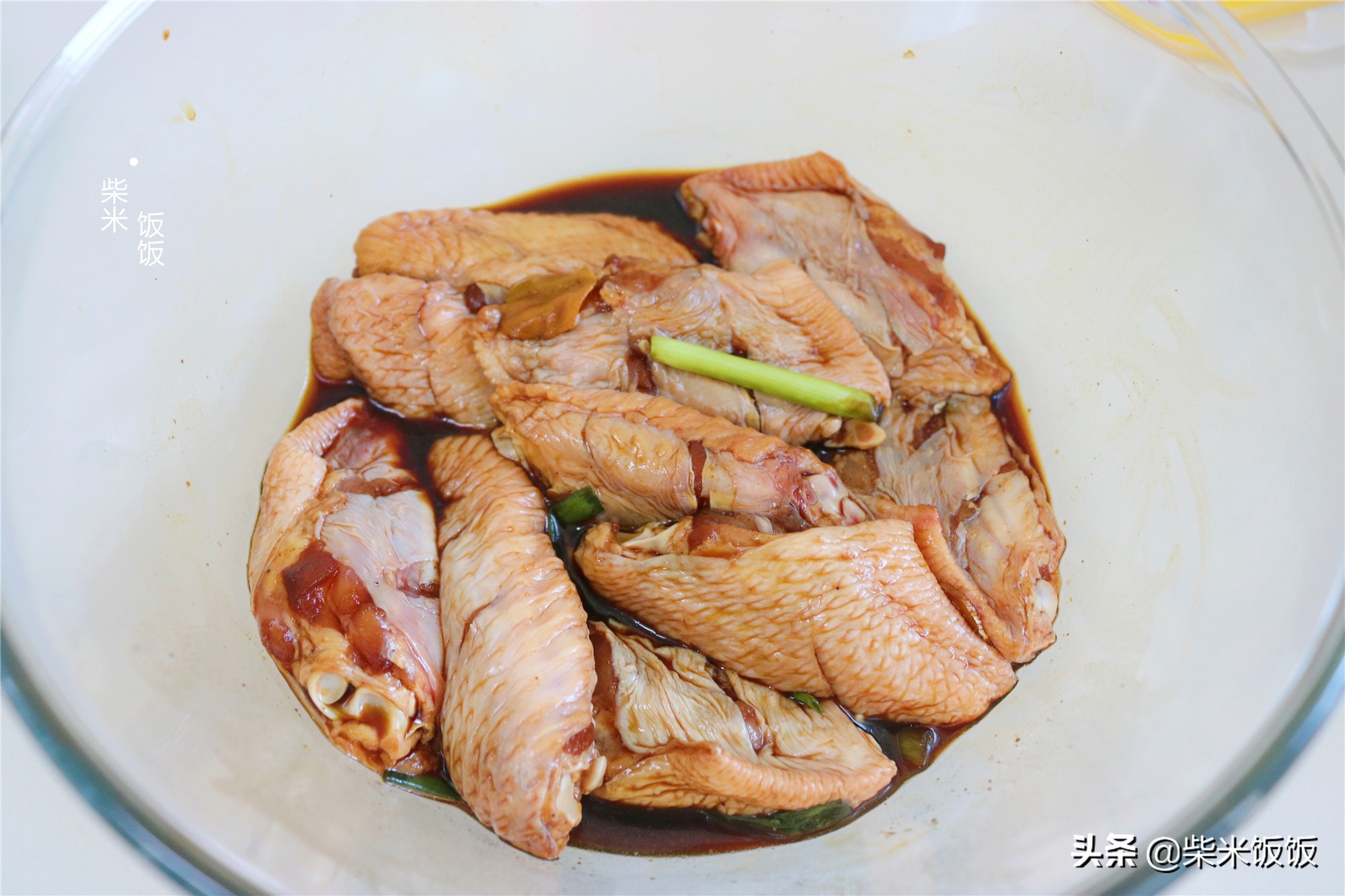 在家烤雞翅，別再買醃料了，這些家常調味料就足夠，簡單好吃