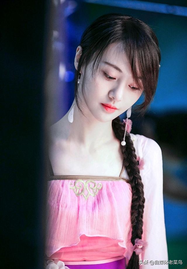 郑爽的海报曝光，“泡面头”造型好减龄，看起