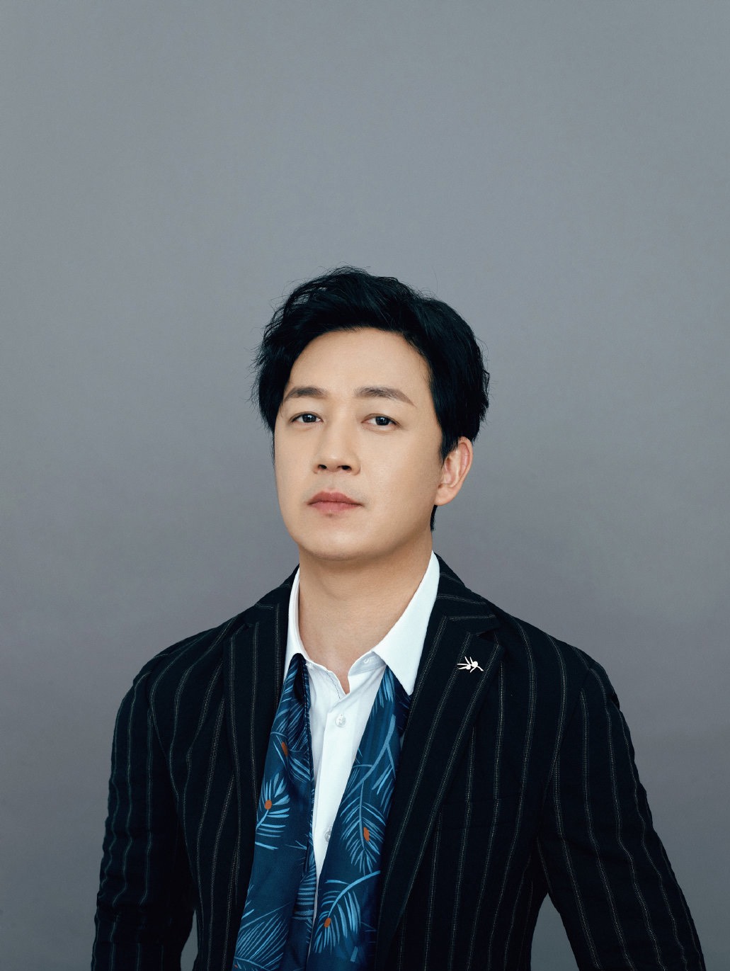 聚光灯下磨练一身演技，46岁的中年大叔潘粤明如何重回巅峰？