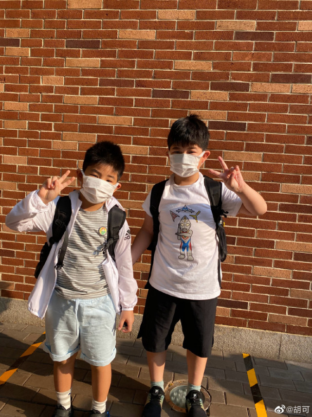 胡可晒俩儿子上学照，曝安吉长大后性格变冷，不愿配合她拍照