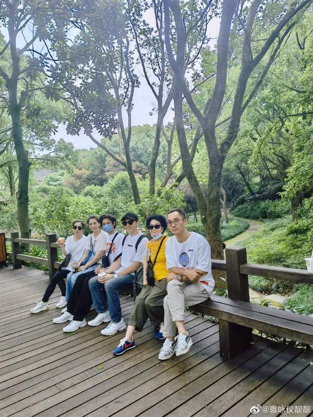 袁咏仪七一游普陀山为祖国祈福，魔童比妈妈高，一家三口太幸福