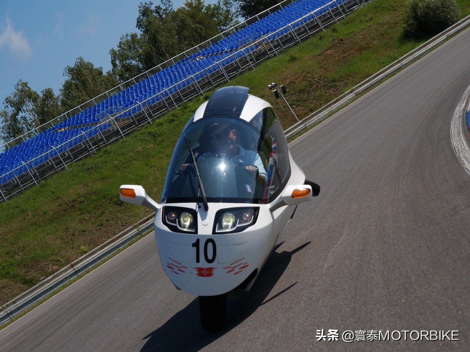 全封闭两轮电动摩托即将在欧洲上市,开启全新出行方式