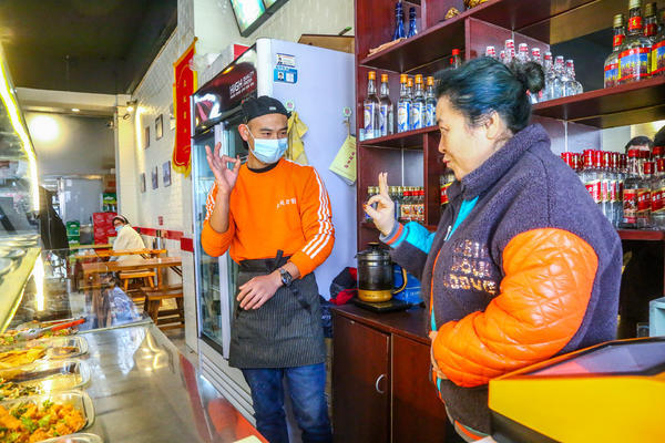 開封這家“無聲面館”開張10年只招聾啞人，老板：想幫他們學會一門手藝