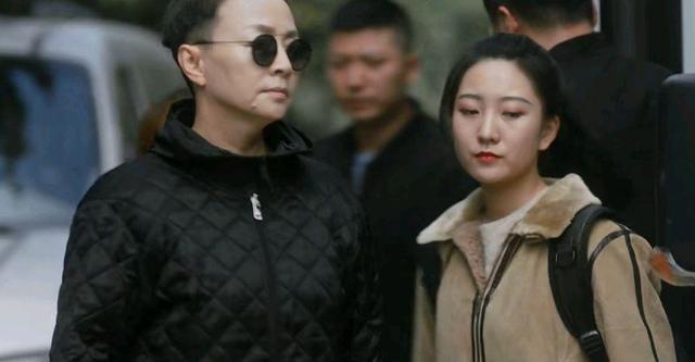 59岁宋丹丹退休了，是含饴弄孙颐享天年，还是将